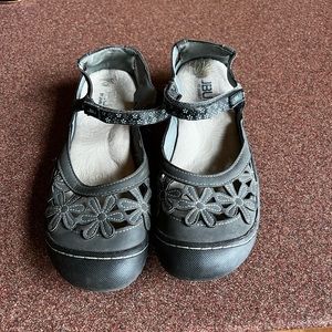 Gently worn JBU sandals size 8.5